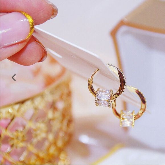 ⭐️10k Gold Plated Petite CZ Diamond Barrel Huggies💖 - Picture 2 of 15